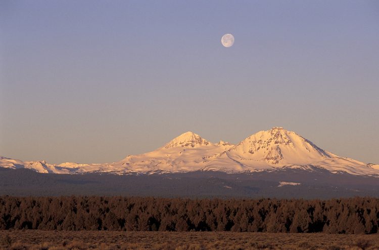 137-336 Full Moon over The Sisters