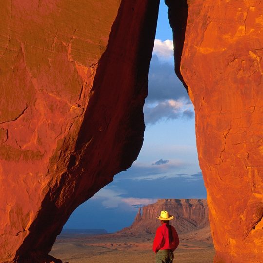 144-064 Monument Valley Tribal Park - Teardrop Arch